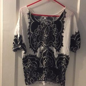Black and white light weight short sleeve sweater